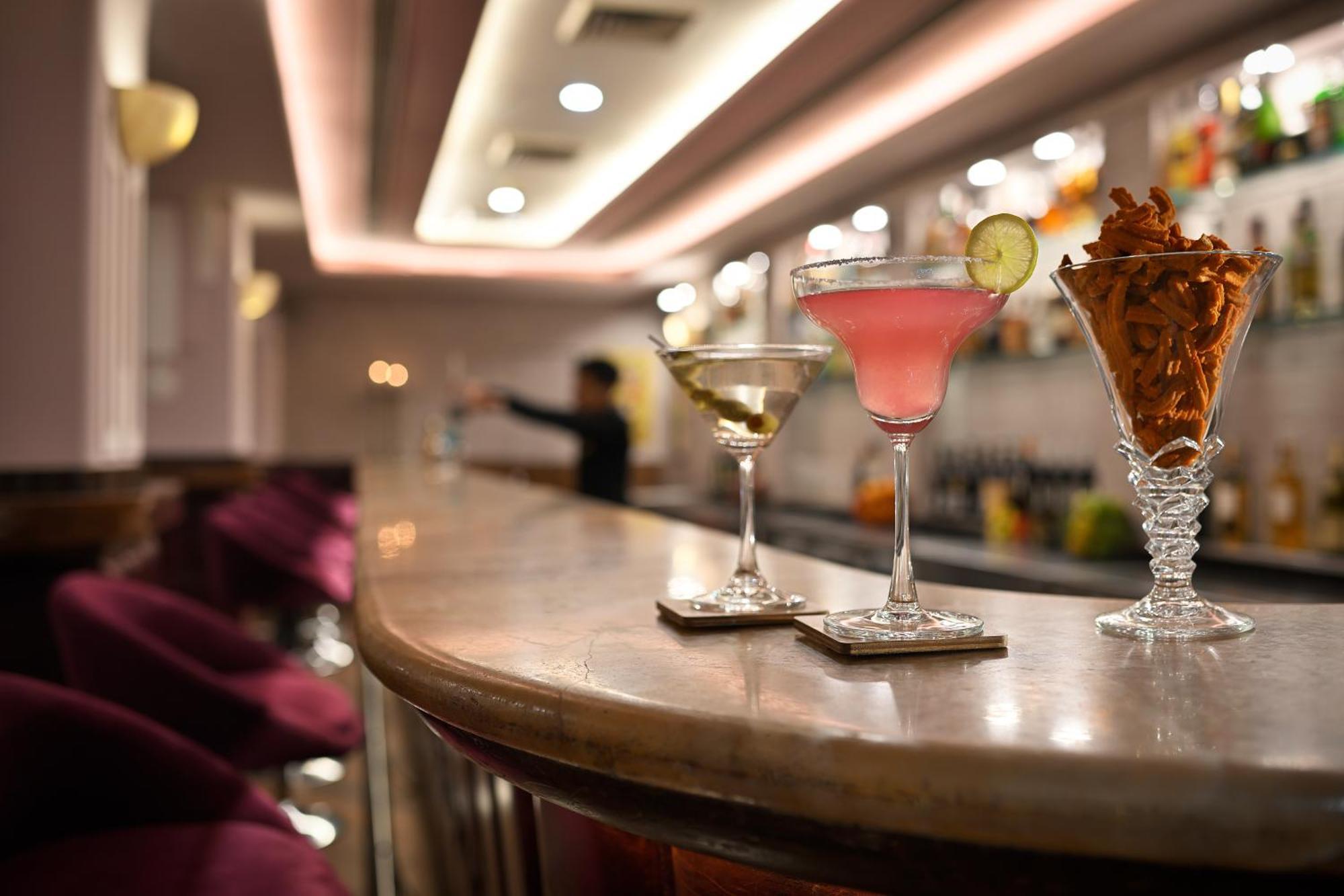 Hotel Ambassador, New Delhi - Ihcl Seleqtions Exterior foto The bar at the hotel